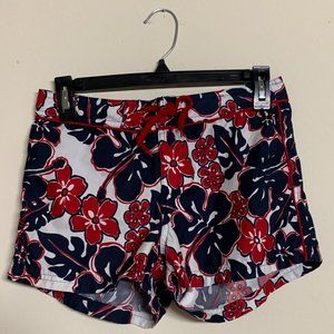 BEACH-WORTHY FLORAL SWIM TRUNKS